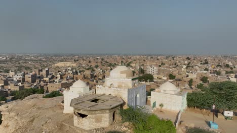 vista elevada del horizonte de sukkur con cúpulas de mezquitas, pakistán