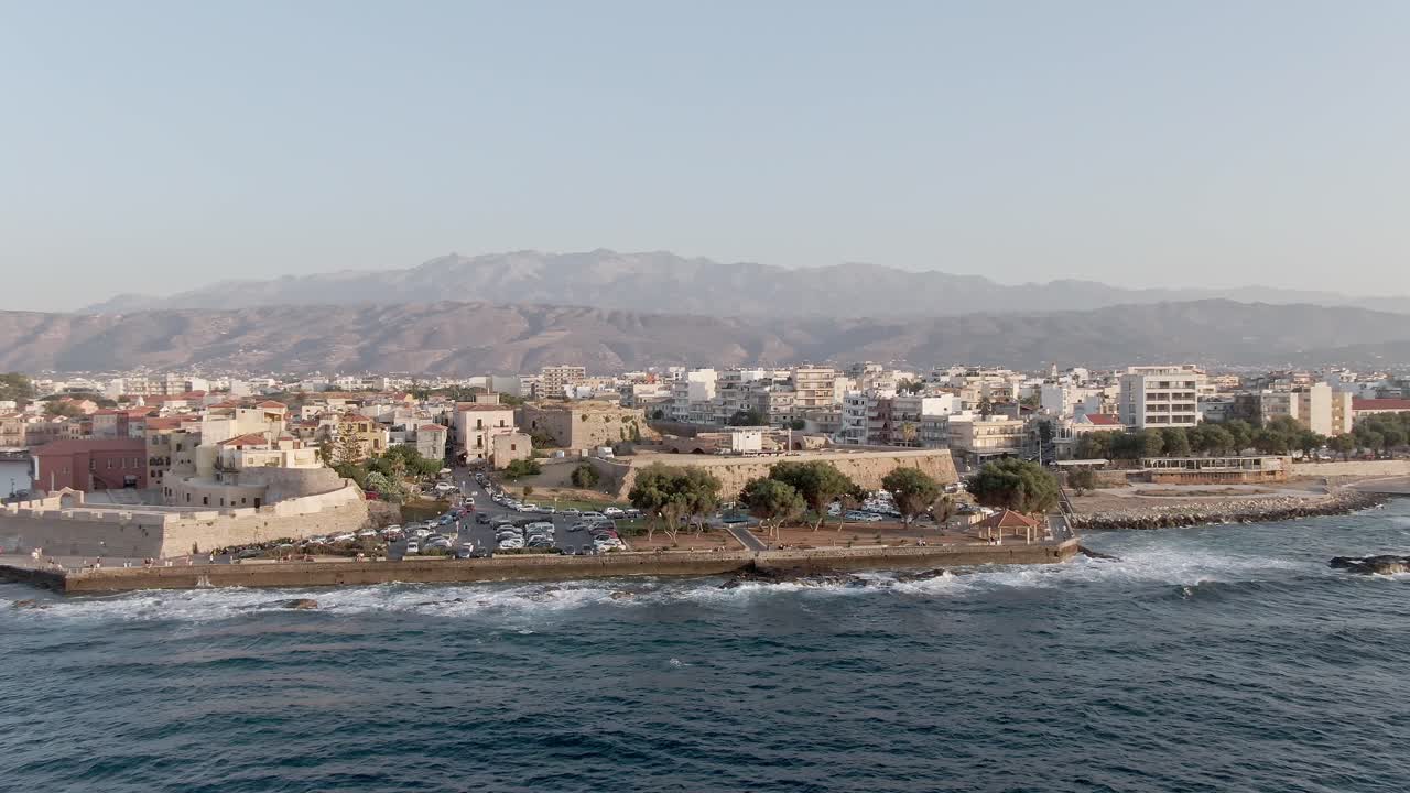 район многоквартирных домов на морском побережье в городе хания, крит, вид с воздуха с дрона с эффектом головокружения