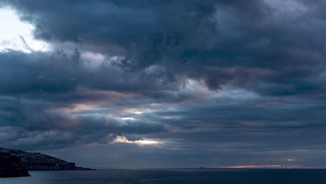 Zeitraffer-Aus-Dunklen,-Wirbelnden-Wolken-Und-Bunten-Sonnenstrahlen