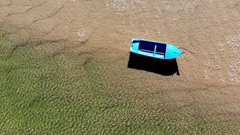 barco solo en la orilla en una marea baja en el algarve
