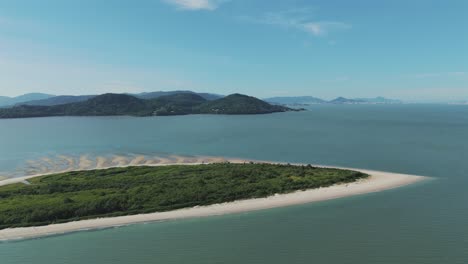 Descripción:-Pontal,-Ubicado-Junto-A-La-Playa-Daniela,-Emerge-Como-Un-Destino-Mágico-Con-El-Impresionante-Telón-De-Fondo-De-Las-Majestuosas-Montañas-De-Florianópolis