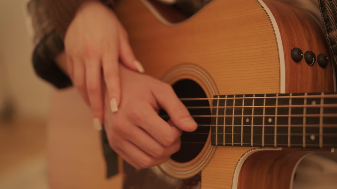una pareja enamorada está pasando tiempo en casa.