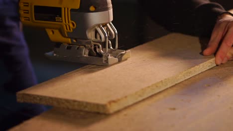usando una sierra para cortar madera