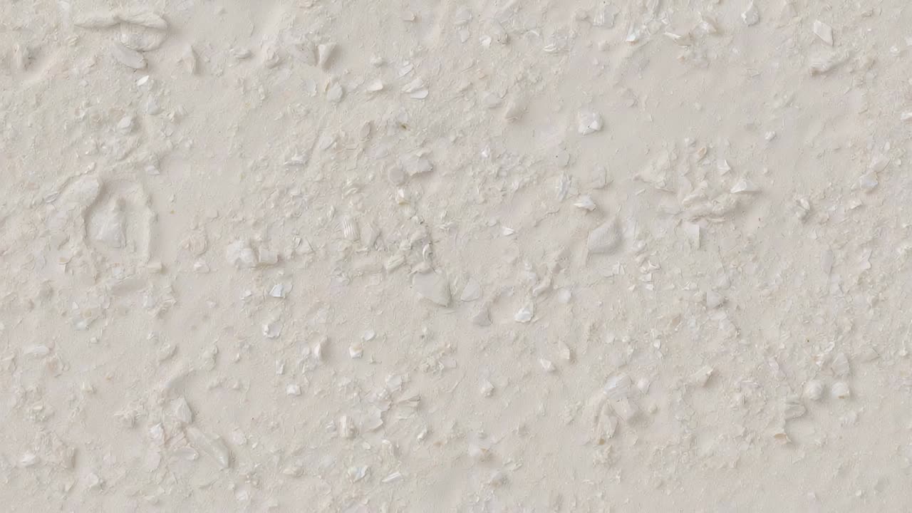 Inizio inquadratura, camera fissa ravvicinata sulla parete interna, che mostra intonaco beige con texture a scopo di studio