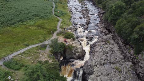 fuerza alta, distrito de los lagos en cascada cumbria reino unido retroceso aéreo revelar material de archivo 4k verano 2021