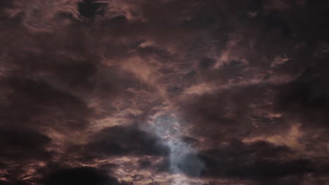 nubes oscuras con tormentas ardientes
