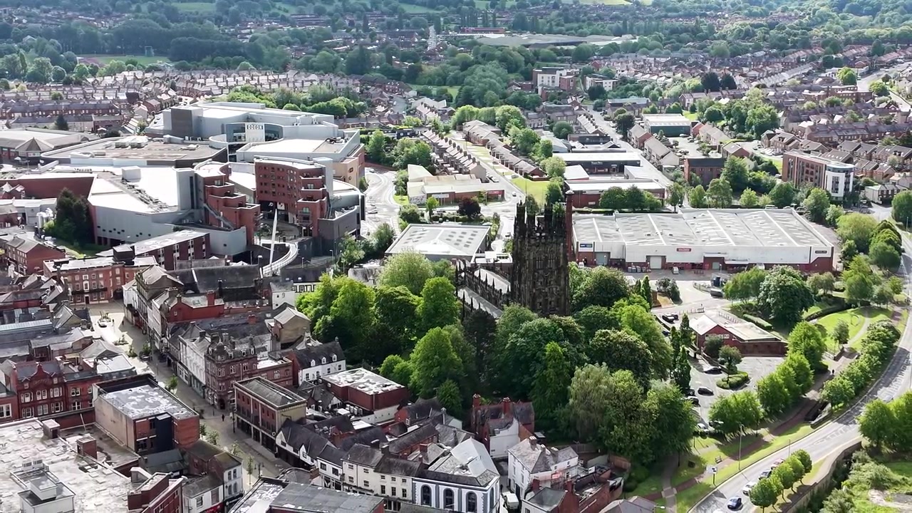Chiesa di St Giles, centro città di Wrexham, Galles del Nord, vista aerea con drone.