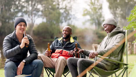 Naturaleza,-Alegría-Y-Amigos-Acampando-Con-Cerveza-Junto