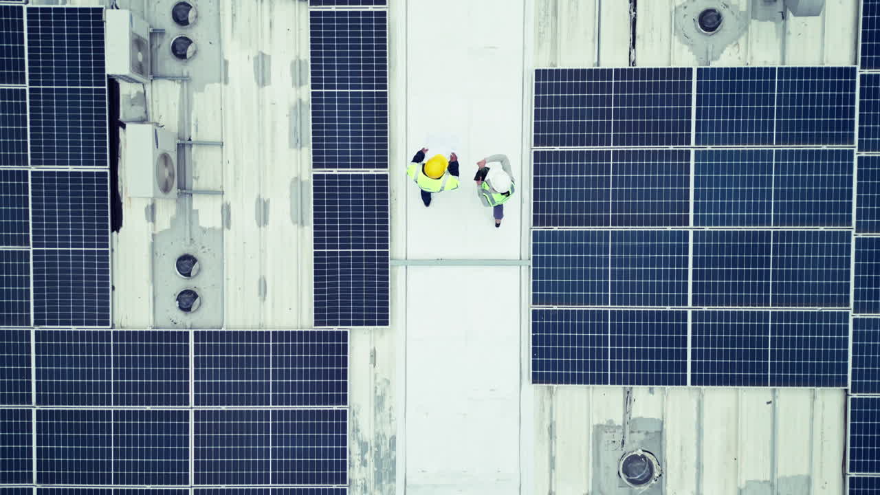 오버헤드, 태양 에너지 및 건설 노동자