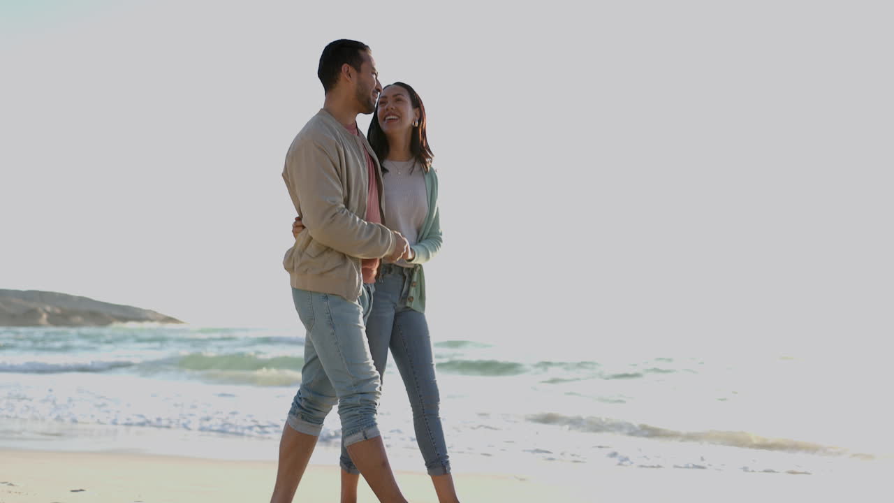 사랑, 포옹 그리고 해변에서  ⁇ 는 행복한 커플