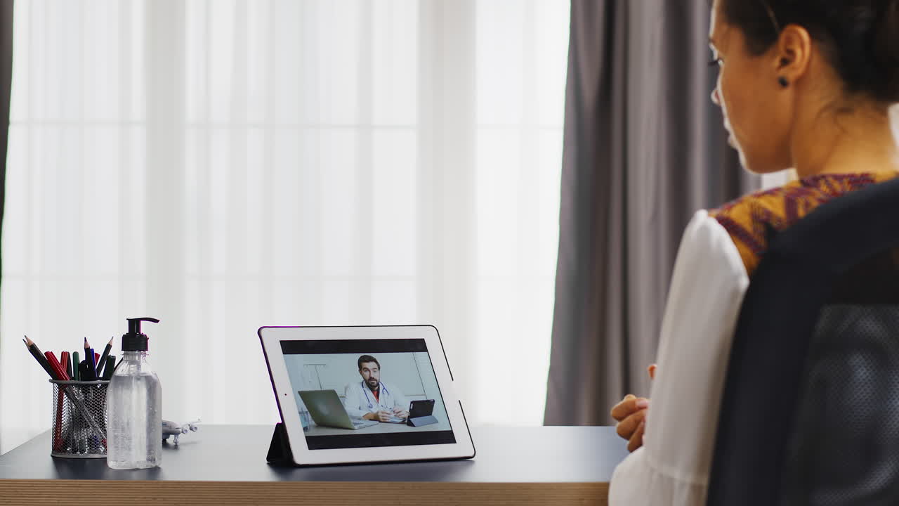 Paziente donna in videochiamata con il suo medico