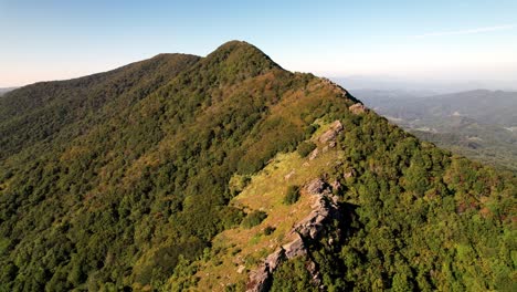 Aerial-pullout-to-wide-shot-of-snake-mountain-north-carolina,-nc