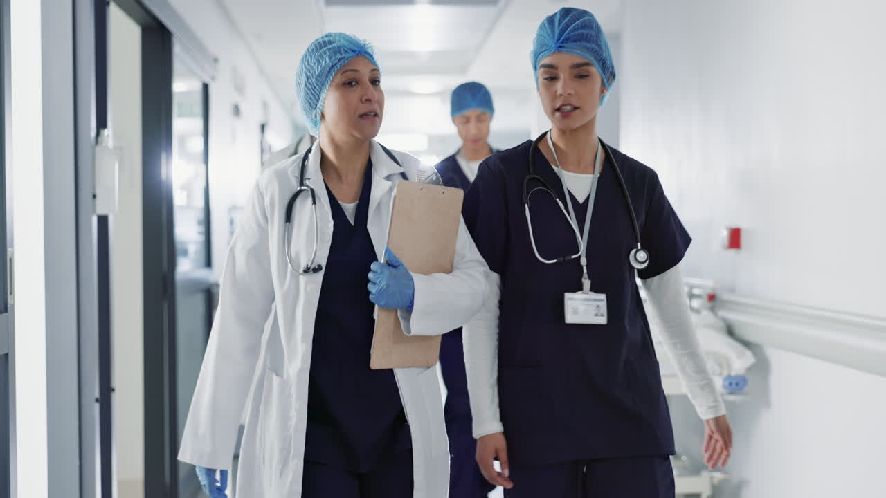 médicos, enfermeras y mujeres caminando