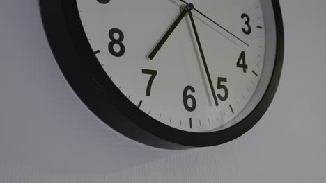 Primer-Plano-Del-Reloj-Analógico-En-La-Pared