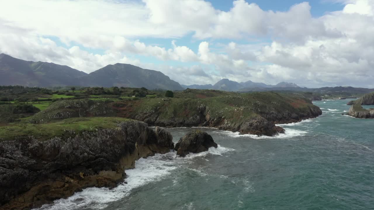 vista cinematográfica de drones de la costa irregular en playa de poo, españa