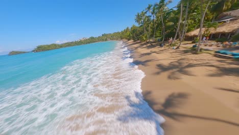 una foto aérea en rápido movimiento de un relajante balneario en playa bonita, las terranas, república dominicana