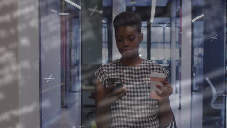 animación del procesamiento de datos financieros sobre una mujer de negocios afroamericana usando el teléfono.
