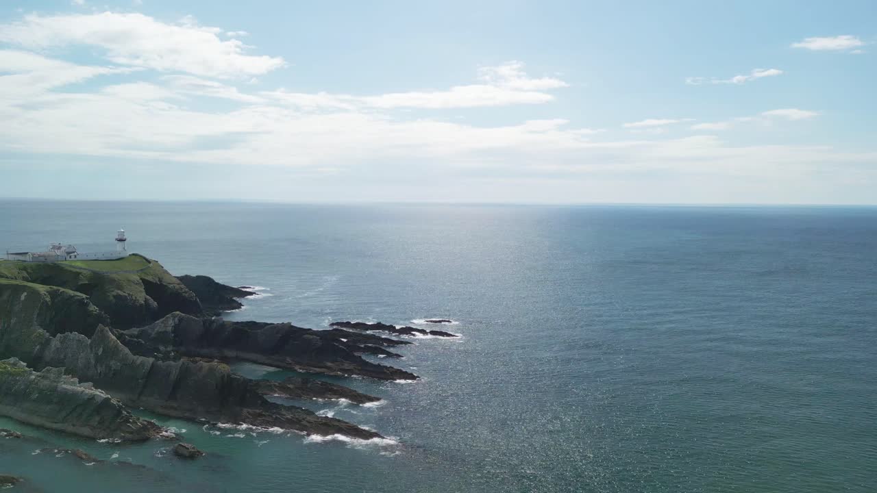 Un filmato aereo, sorvolo sulla penisola di Galley Head con un faro a West Cork, Irlanda, in una giornata di sole.