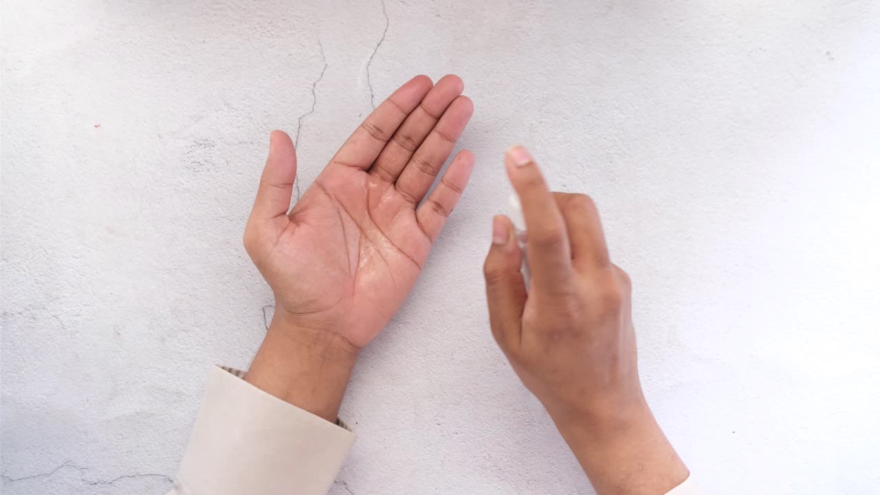 наносить дезинфицирующее средство для рук