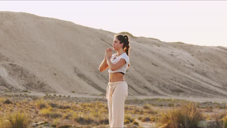 foto de la hora dorada de un joven instructor de yoga que realiza una rutina en una colina