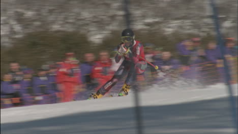 Ein-Skifahrer-Rast-Extrem-Schnell-Einen-Streckenabschnitt-Hinunter