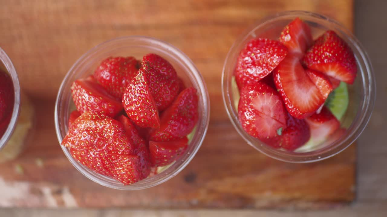 신선하게 잘라진 딸기 컵