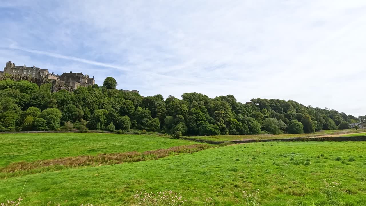 Castello su una collina con un prato verde rigoglioso