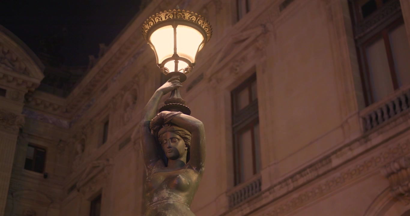Scultura in bronzo di lampione a cariatide fuori dal Palais Garnier a Parigi, Francia. Ripresa dal basso.