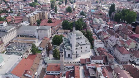 Muslim-mosque-with-minaret-in-balkan-city-Sarajevo,-scenic-aerial-orbit