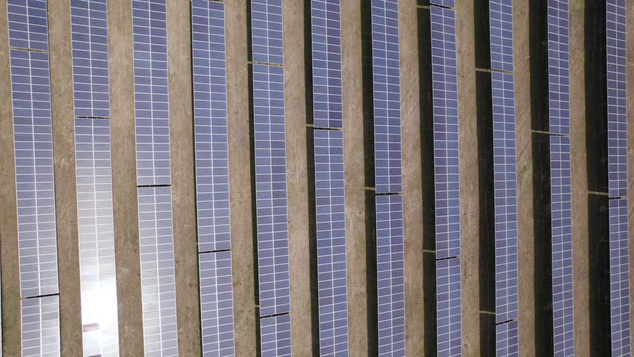 vista aérea de la granja de paneles solares, generación de energía solar fotovoltaica, establecimiento de disparo
