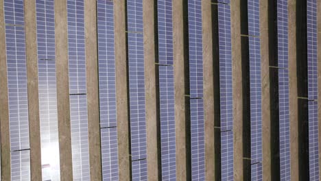 Vista-Aérea-De-La-Granja-De-Paneles-Solares,-Generación-De-Energía-Solar-Fotovoltaica,-Toma-De-Establecimiento
