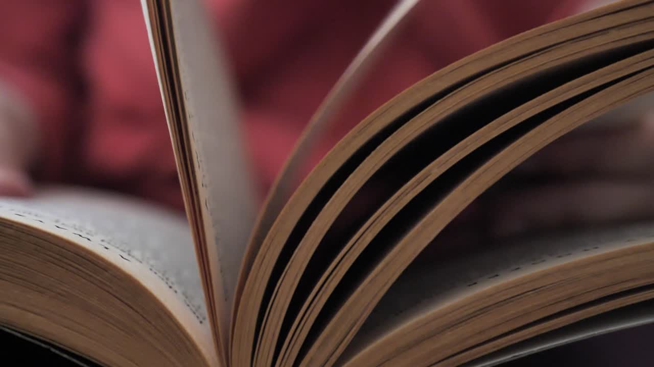 páginas de libros antiguos girando a cámara lenta