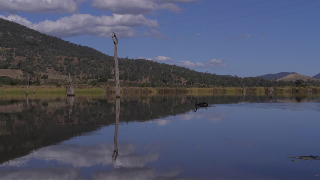 el idílico paisaje del lago somerset en queensland, australia - toma amplia