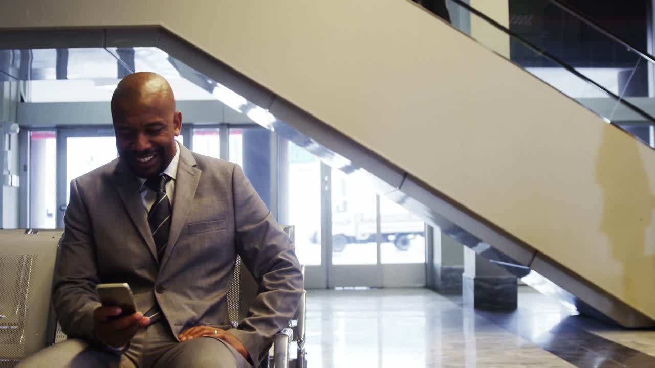 hombre de negocios usando un teléfono inteligente