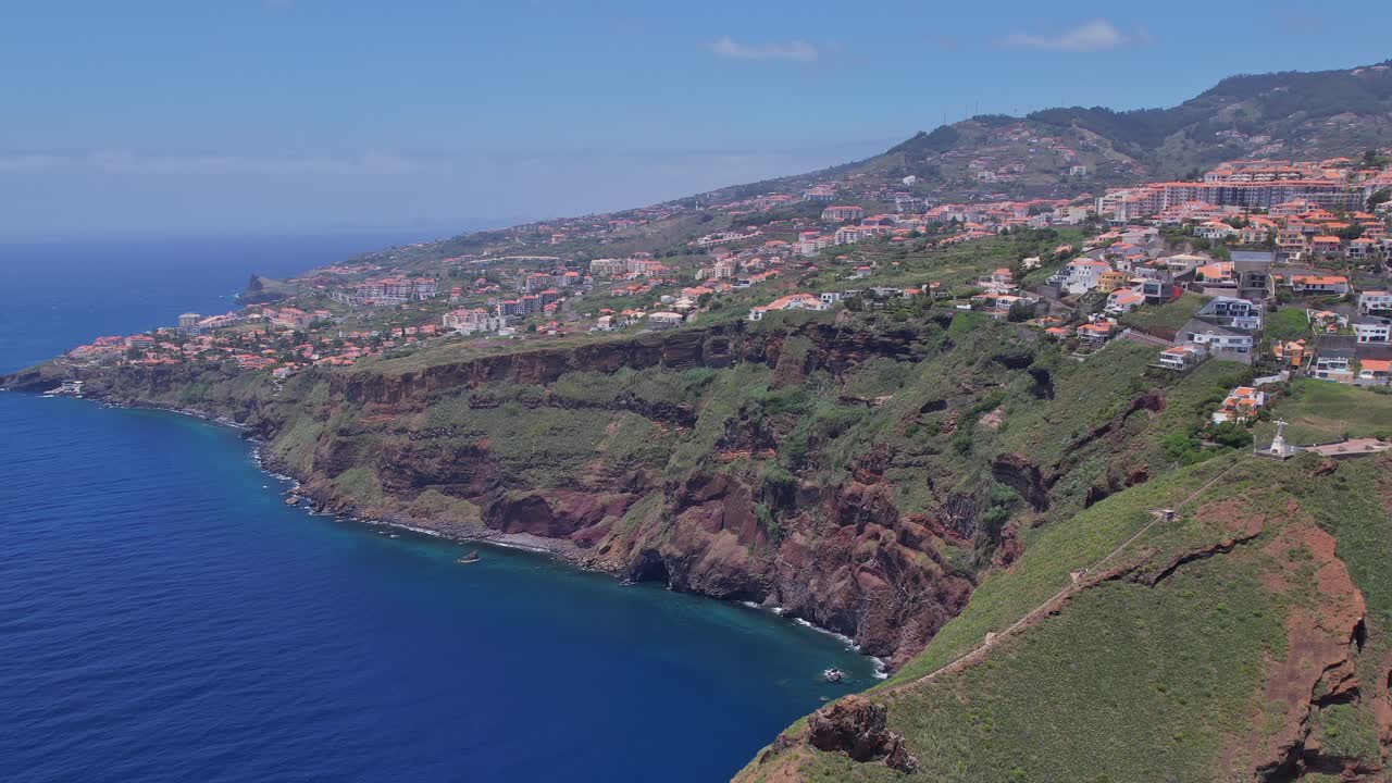 Vista aerea mozzafiato delle scogliere costiere e dei vivaci villaggi di Madeira.