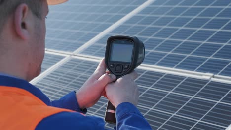 examen por parte de un inspector de los módulos fotovoltaicos mediante una cámara de imagen térmica