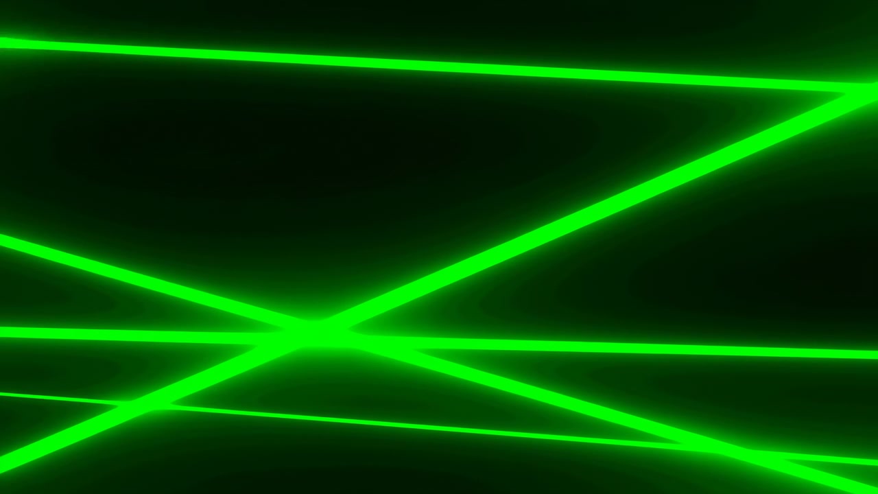 Raggi laser verdi futuristici che si intersecano e si muovono in uno sfondo scuro, vista laterale, tecnologia, commerciale, luce naturale, spazio pulito per il testo, moderno, luminoso, caldo, freddo, vivido, drammatico, sereno, design