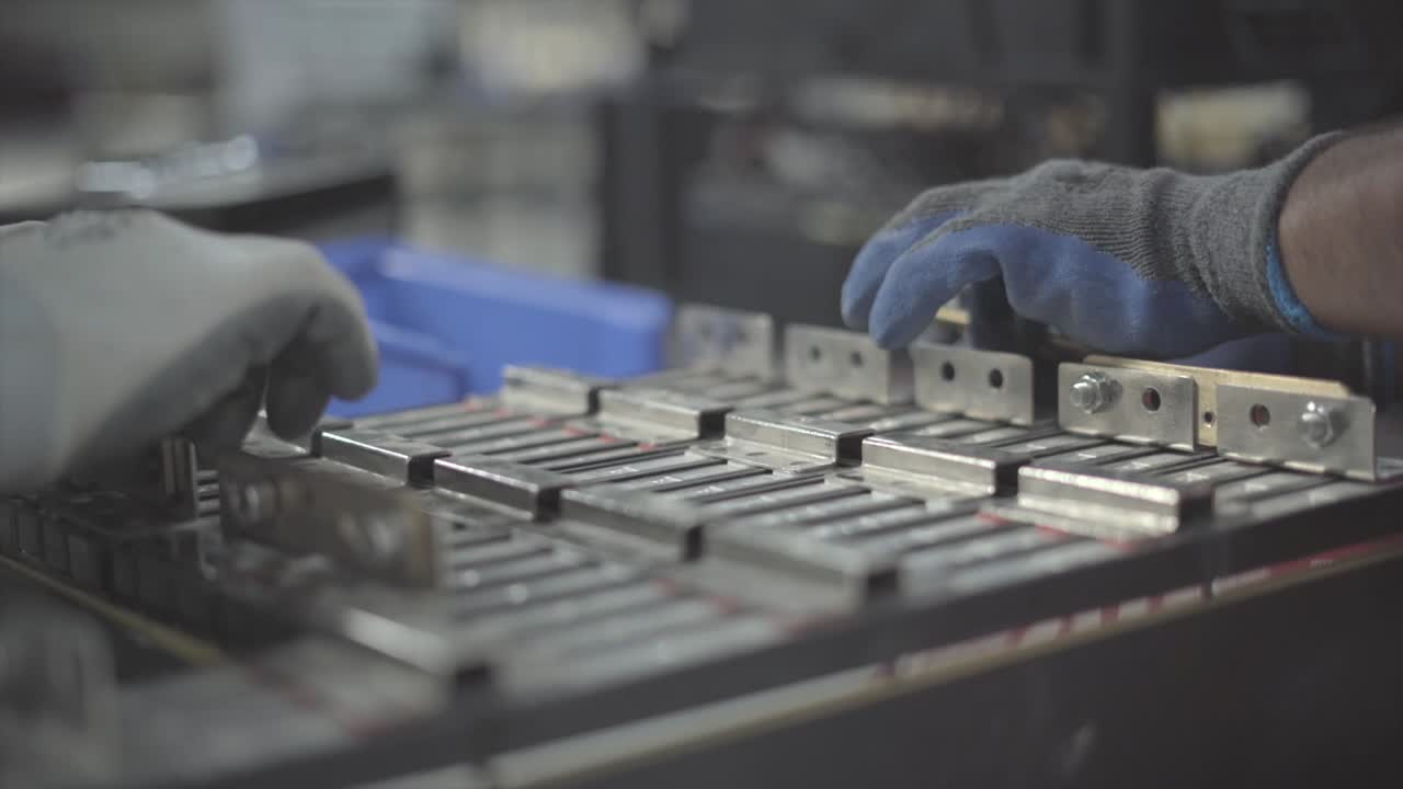 dos hombres arreglando el tornillo