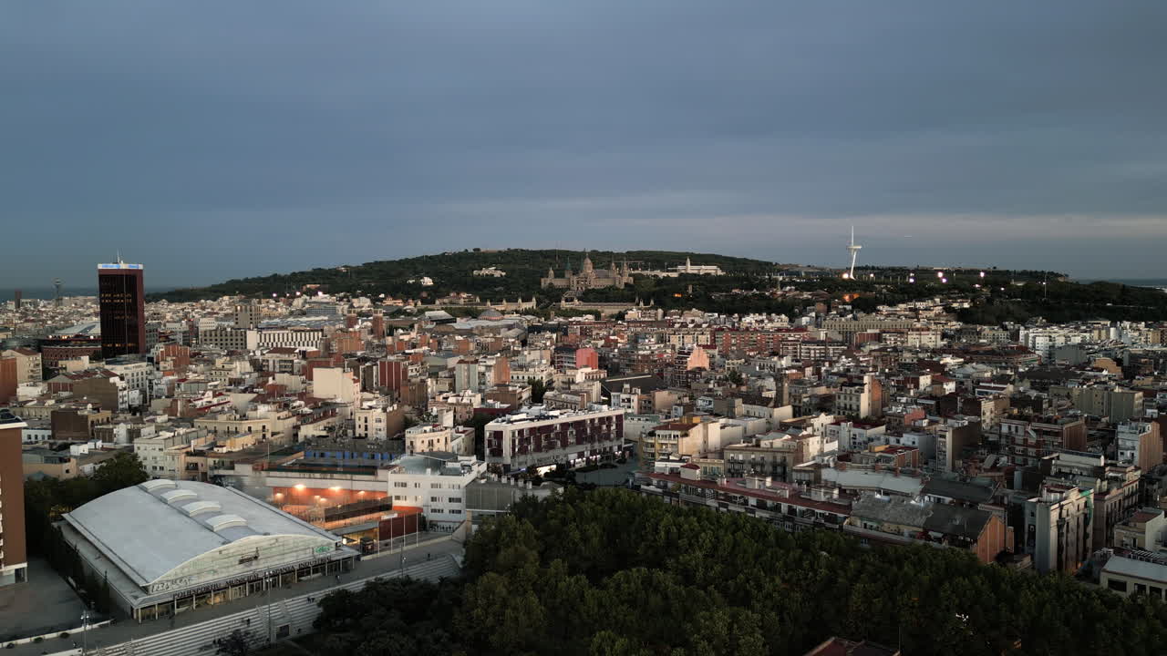 바르셀로나, 스페인의 공원에서 일몰 흐린 드론 샷