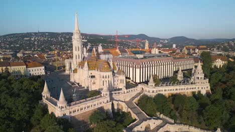 Nahaufnahme-Der-Matthiaskirche-Und-Des-Uhrenturms-Aus-Der-Luft-–-Filmische-Drohnenaufnahme