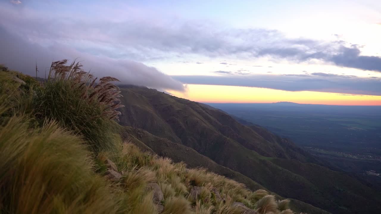 avión imponente sobre las montañas de san luis, argentina