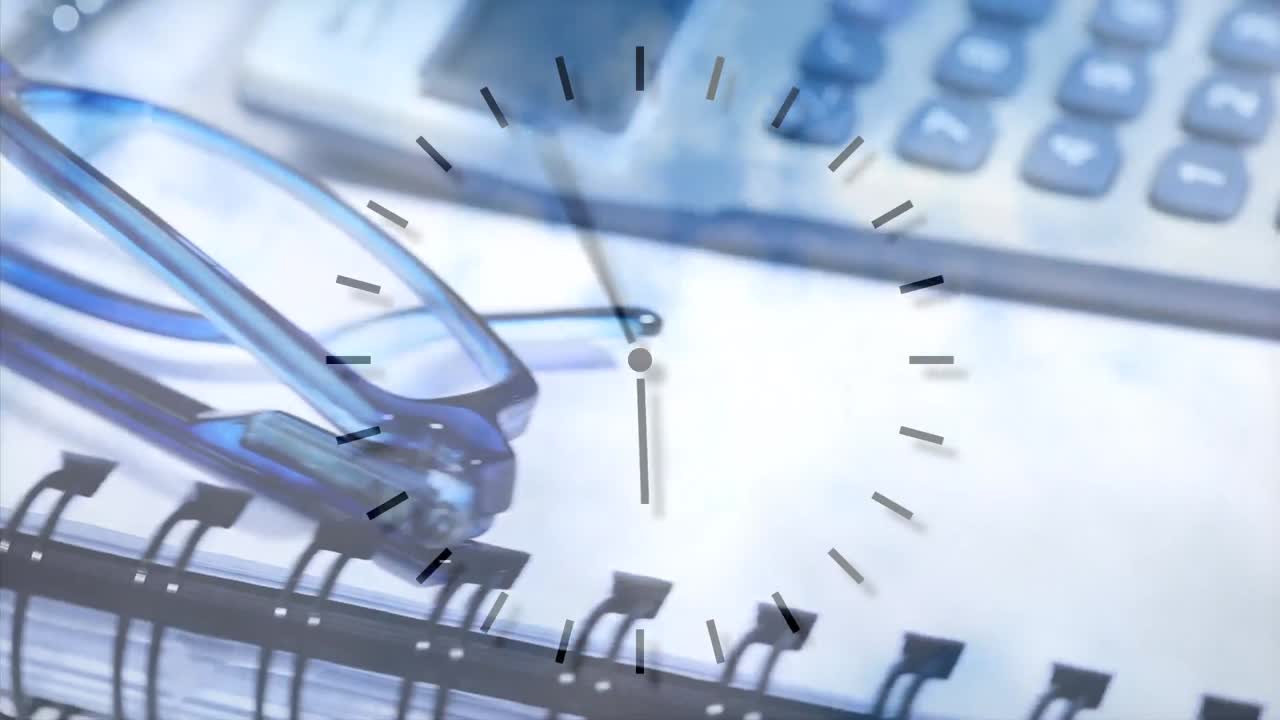 animación del reloj moviéndose sobre el bolígrafo y la calculadora