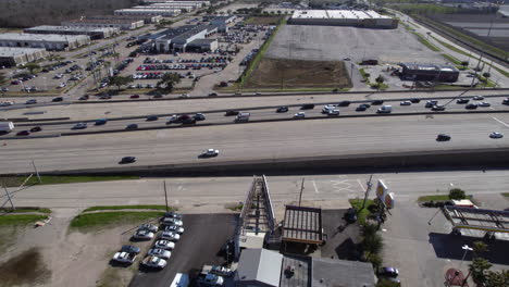tomada de avión no tripulado del tráfico en la carretera en el sur de houston, texas, estados unidos en una noche soleada.