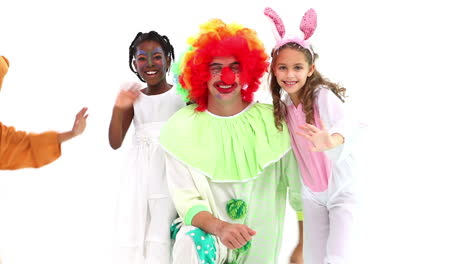 Süße-Kinder-Posieren-Mit-Lustigem-Clown