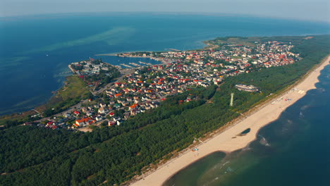 panoramiczny widok drona latającego nad miastem jastarnia znajdującym się na półwyspie hel w polsce