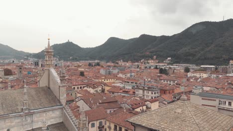 Como-Paisaje-Urbano-Rodeado-De-Estribaciones-De-Los-Alpes,-Lombardía,-Italia