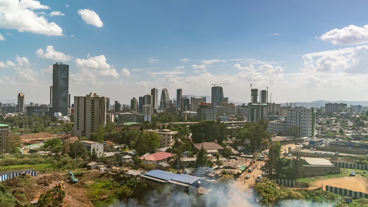 addis abeba, etiopía, lapso de tiempo, humo que se eleva en primer plano, nubes que se mueven rápidamente, vista de alto ángulo del centro de la ciudad