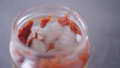 un frasco moho de salsa