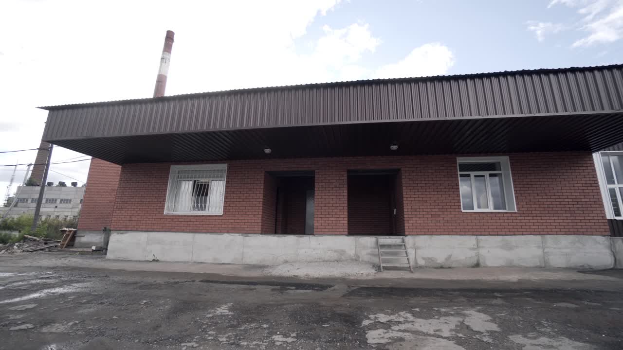 exterior de un edificio industrial de ladrillo