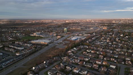 Erstellung-Einer-Drohnenaufnahme-Von-Gebäuden-Und-Wassertürmen-In-Stittsville